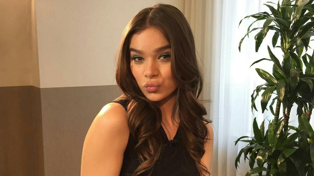 SweetSalvat0re's tweet photo. Hailee Steinfeld
-hoy llegó a mi casa y me pongo al día con las materias *se mira una temporada*
-COME TODA LA MAÑANA
-"Hoy duermo siesta" https://t.co/Aw375GWf9U