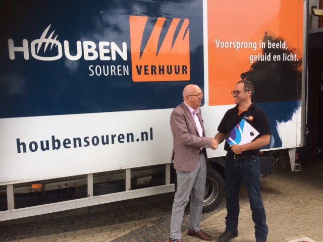 WMC kiest Houben Souren voor beeld, geluid en licht. Max Kousen (links) bezegelt de deal met Etienne Souren (rechts) wijlimburg.nl/nieuws-overzic…
