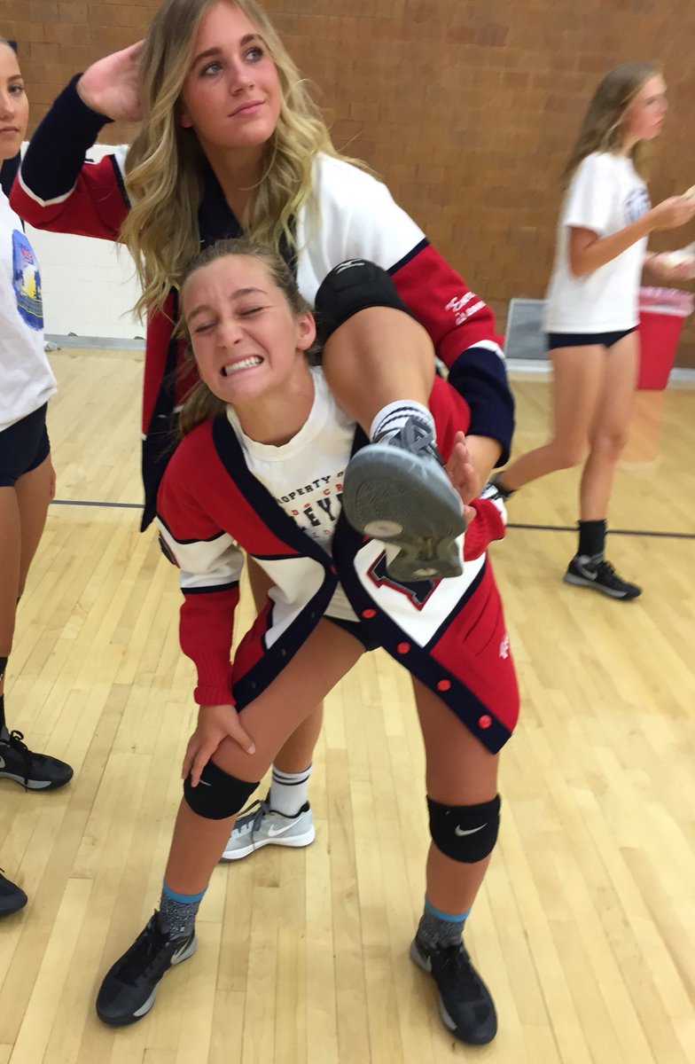 lauren_short32's tweet photo. HAPPY BDAY TO MY BFF #handinfoot #djj #scolies #surfergirl #hawkaye #stay #dater #driver #cakehead #exbro #gia #byui #heatherjustsnappedme https://t.co/UgSDeAbt16