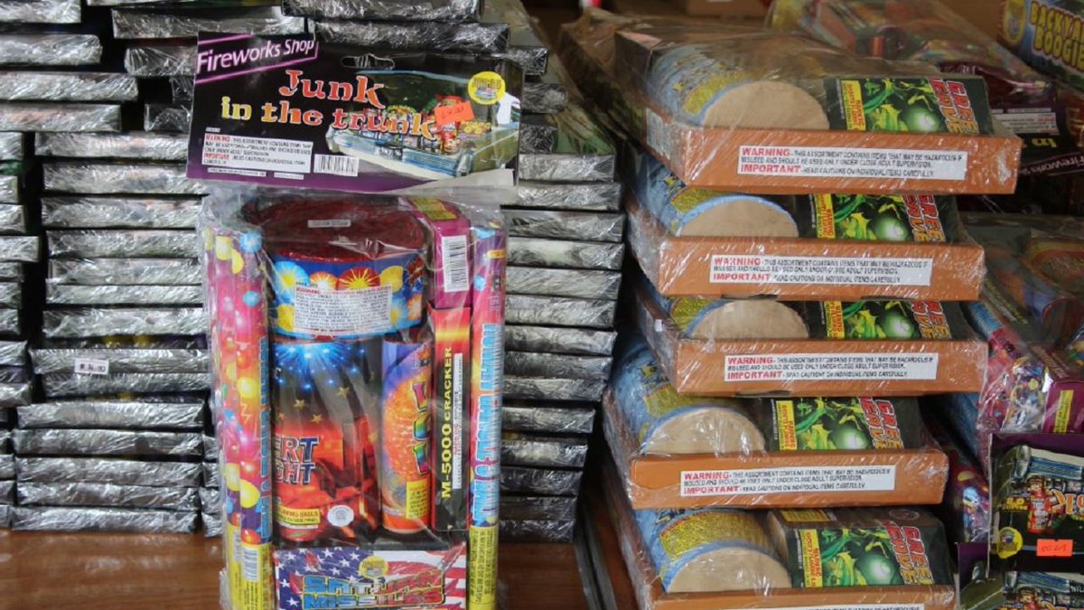 $100,000 worth of illegal fireworks seized by Fort Lauderdale police bit.ly/2svftKA https://t.co/qEFQrfaANj