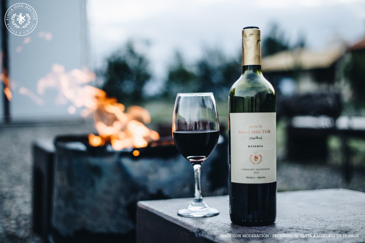 FincaDonHector's tweet photo. Mientras se aleja la tarde vamos prendiendo el fuego en #FincaDonHector #Mendoza #Argentina 🍷🇦🇷💙 https://t.co/yCxab7LF7C