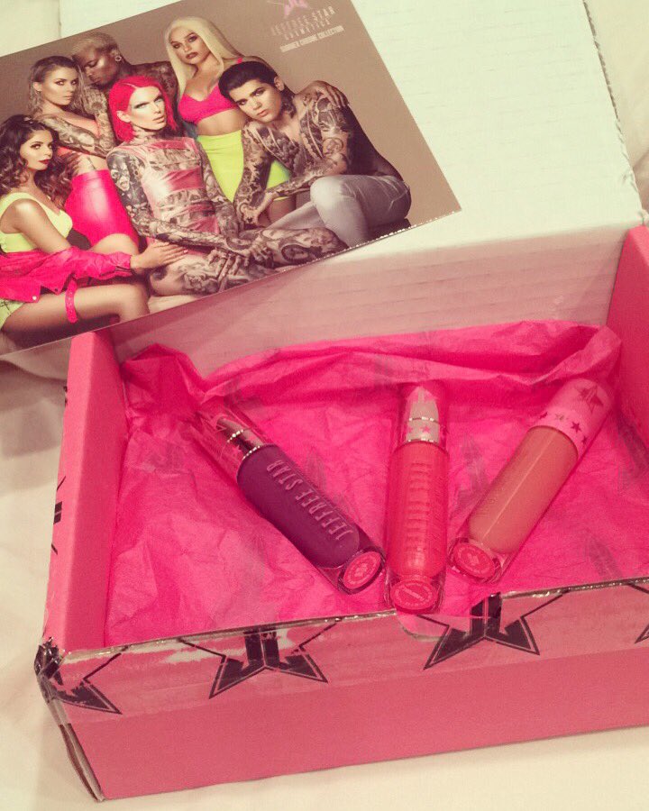 RayBay36's tweet photo. I always love whenever this pink box arrives!ππ @JeffreeStar #jeffreestarcosmetics #chrome #youbetterwork #flamboyant #rosematter https://t.co/1N5DyUO562