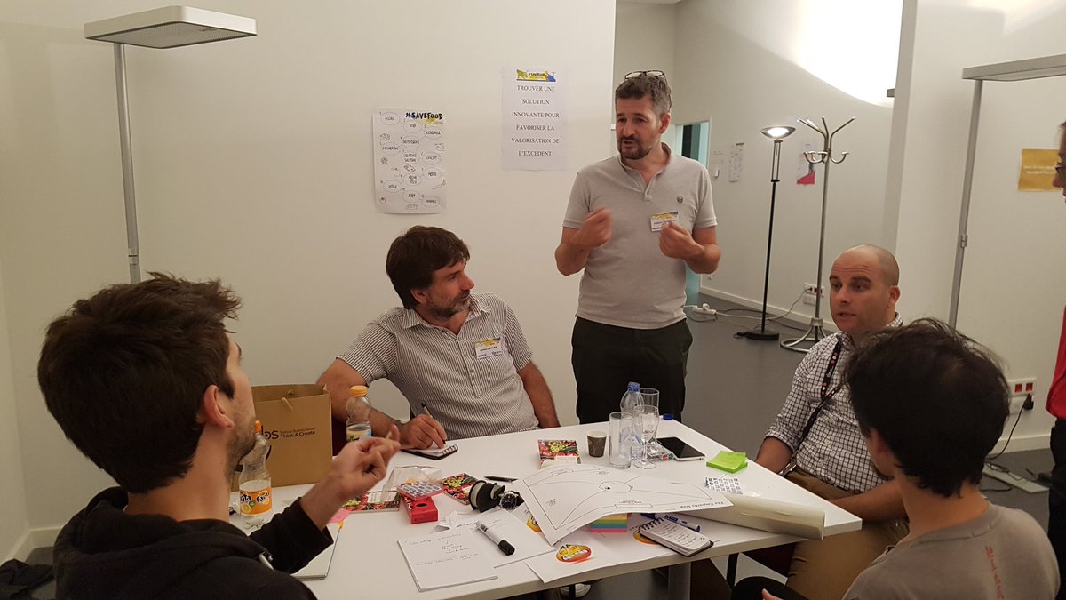 SaveFoodHack's tweet photo. Mentor en action. Courage  les circul'R https://t.co/4oSaGHZwef