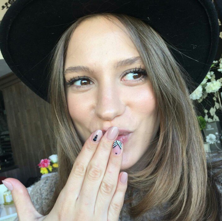  serenay sarikaya Happy birthday darling love you     