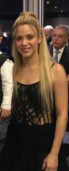 Dcevampiro's tweet photo. Shakira, que te paso? Quien te dejo asi? #LaBodaDeMessi https://t.co/PiZpUHPbdo