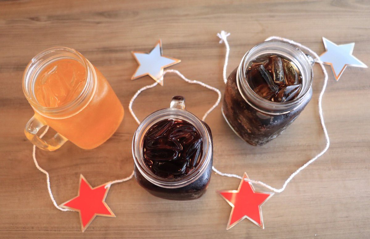 ILoveDailyEats's tweet photo. working on our craft 🎉 we now have craft sodas our SOHO location 😋 featured here: orange creme, black cherry and root beer 🇺🇸 | #ilovede https://t.co/hX0KkVQswh
