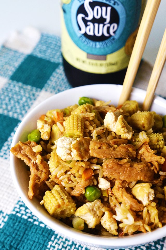 HannahTeson's tweet photo. Sometimes you just want normal, greasy #vegan fried rice w/o the take-out. This recipe makes a great weeknight meal! https://t.co/YyykHM2O3H https://t.co/SiiNRbWoDt