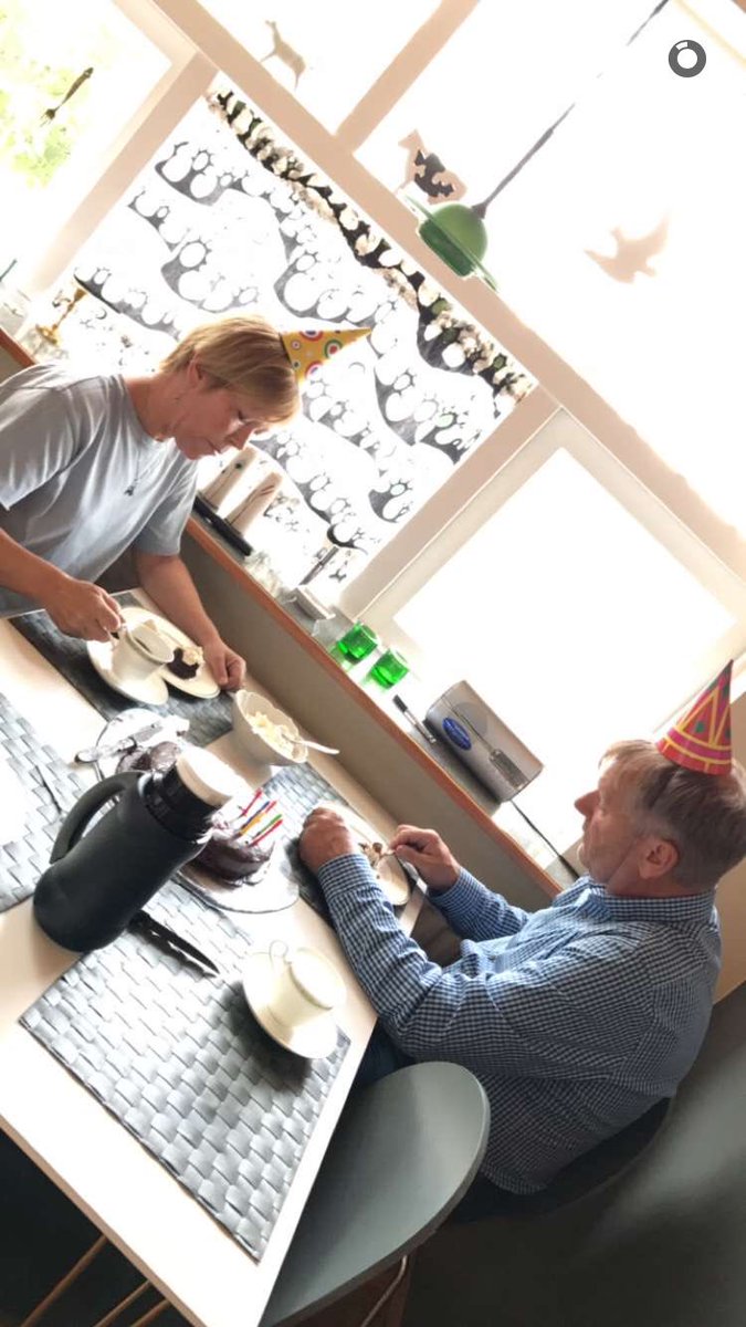 Normal dagur í Lindarberginu... pabbi reyndar sextugur í dag...