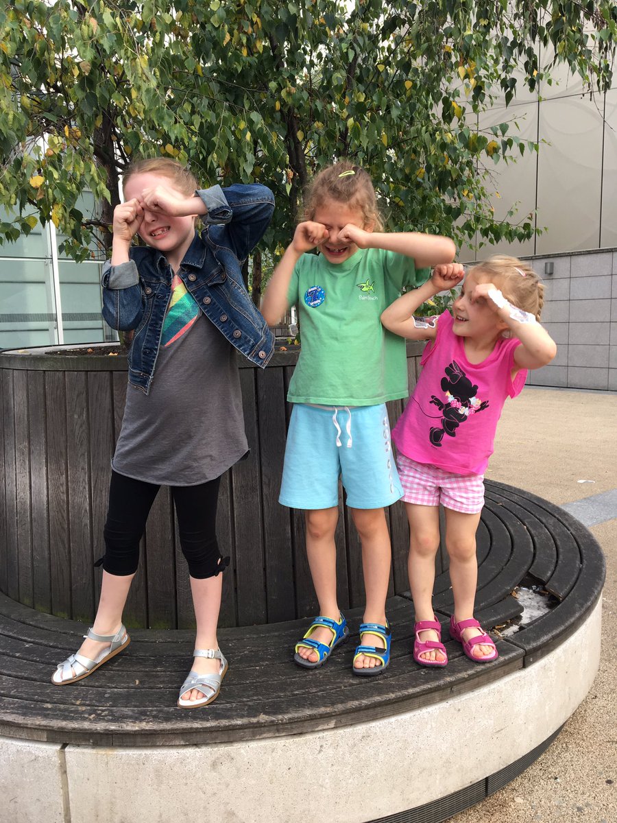 hack_jam's tweet image. No pizza at @WeAreZizzi makes the girls cry. Off to find different pizza in Paddington.