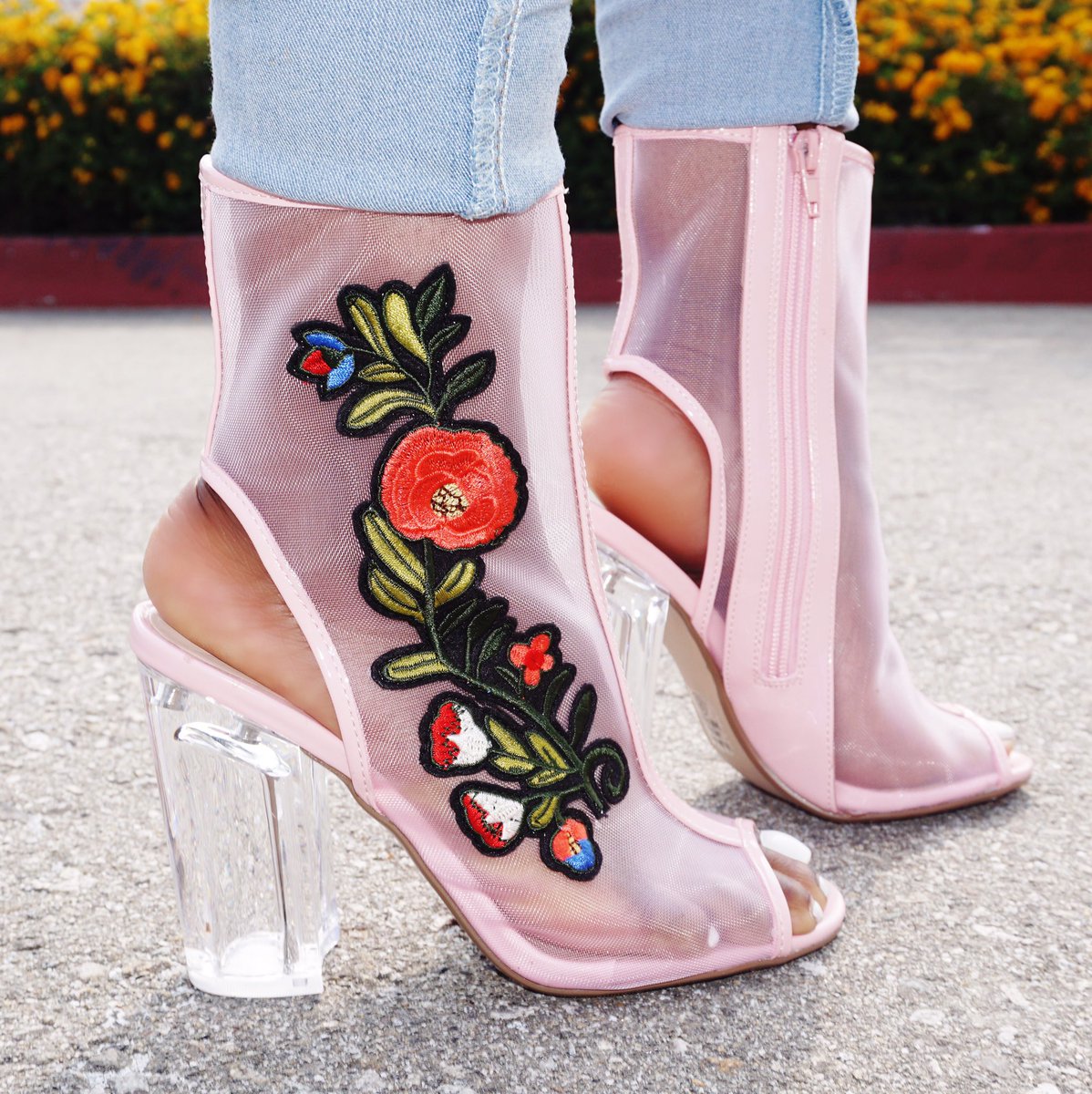AMIClubwear's tweet photo. Cheers to the weekend🌻🍭🥂

HEELS🔎 https://t.co/XVCCQRQBRF

#amiclubwear #meshbooties #PrettyInPink https://t.co/nAwIFRJXPE