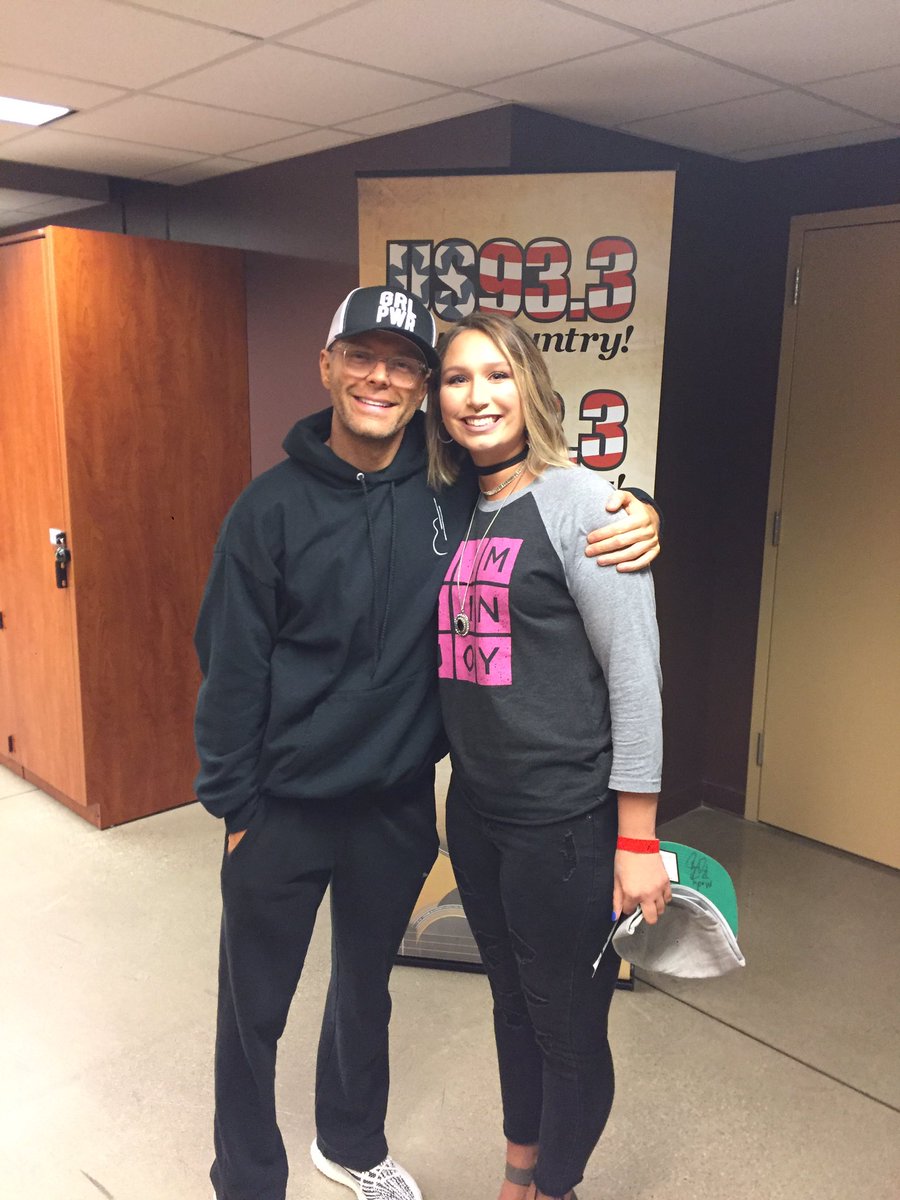 MadyBDances's tweet photo. @mrBobbyBones thanks for the hug! 💜#blessed #tellmesomethinggood https://t.co/tCiaXO2KEs