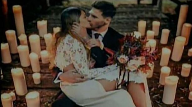 telefenoticias's tweet photo. La foto del amor: se filtró la imagen que estará en la puerta del salón #LaBodaDeMessi #ExpectativaTotal https://t.co/o7xFQF4IYY https://t.co/Kj25hktC9S