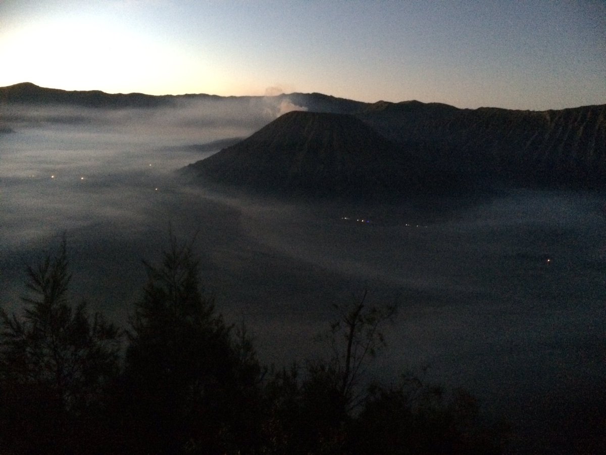 hateisworthless's tweet photo. Panpanpapannnanjakjakaann lilililihhhhhaaaattt matmatahhhahariiii terterteeeeerrrbittt  #eastjavatourism #gunungbromo #mountbromo #jawatimur https://t.co/e1ajKy2lXH