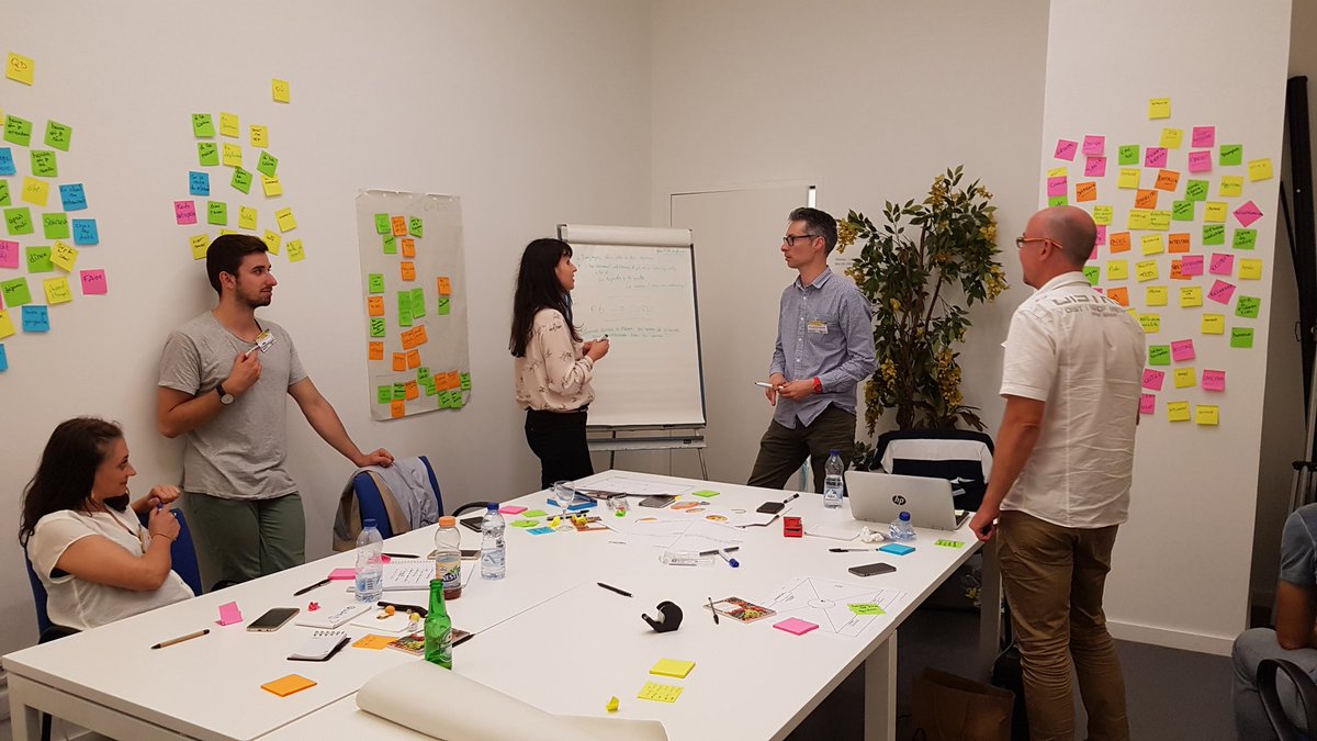 SaveFoodHack's tweet photo. Décoration et innovation  chez les  Wastebuster. Bravo https://t.co/j7Q4tnQGa4