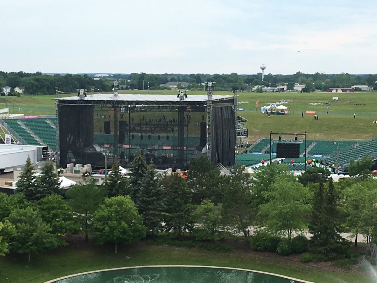 thevinceneil's tweet image. Tonight's stage from my room.
