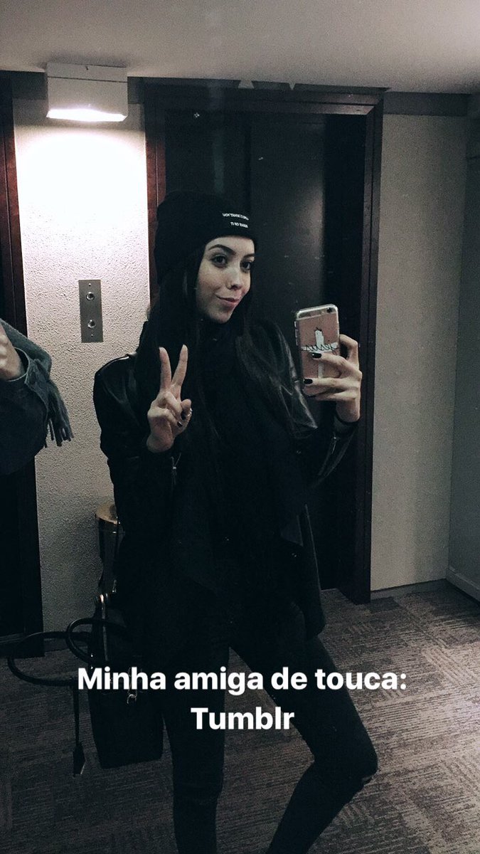 gabiefernandes's tweet image. Minhas amigas de touca / eu de touca