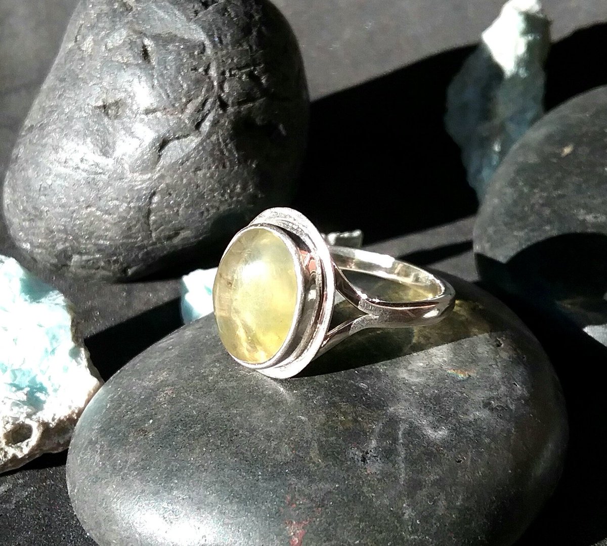 Yu2Xiaogang's tweet photo. Dominican Crystal Clear Green Amber Sterling Silver 925 Ring Ova… https://t.co/o0h1J5ESZh #etsymntt #SilverAmberRing https://t.co/rmpNues13s