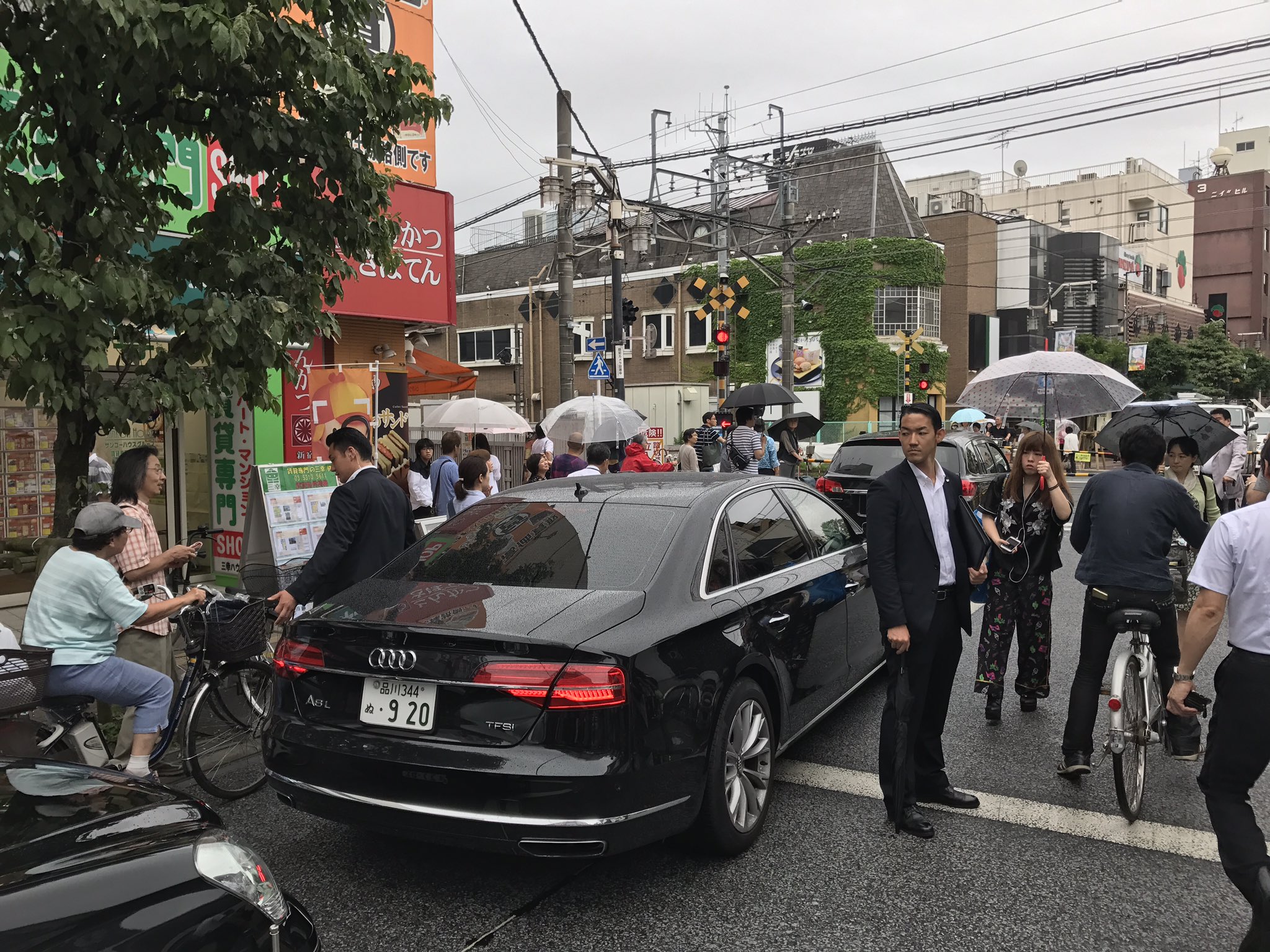 マーク ウィテカーさん 千歳烏山で開かずの踏み切りにひっかかる麻生太郎の車 T Co 01iyqxn43l Twitter