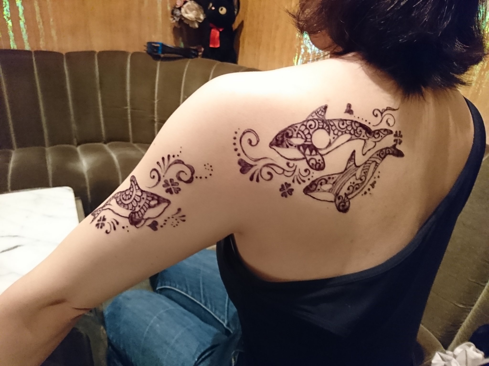 Chieko Art Works メヘンディ ジャグアタトゥー En Twitter 背中と腕にシャチ を こうすると仲良く遊んでるように見えるようにデザインを配置しました シャチ メインと言うことで周りの模様は極控えめに 本日は富田林barsicksでジャグアタトゥー メヘンディなど出来