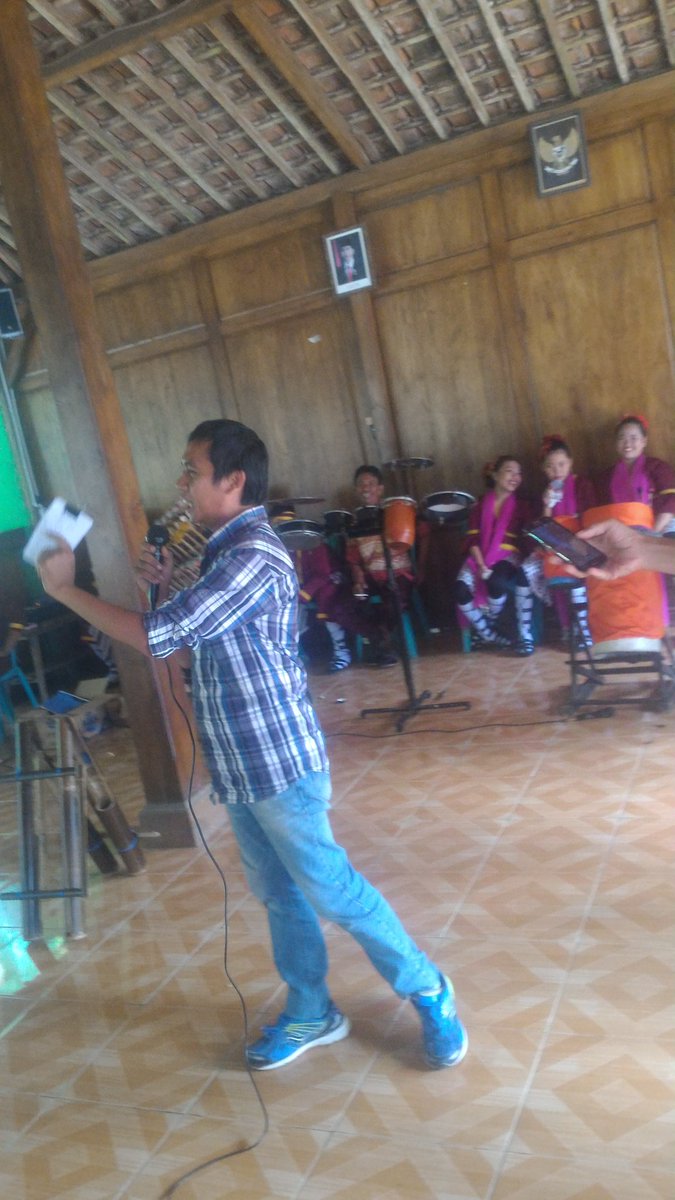 Silaturahmi <a href="/desamembangun/">Desa Membangun</a> #LebaranGDM 2017 sesi pertama dibuka dengan seni kentongan #desa Karanggayam, Lumbir, #banyumas - <a href="/ganjarpranowo/">Ganjar Pranowo</a>