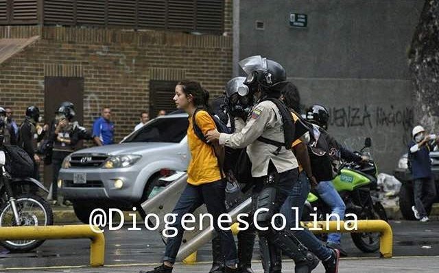 Belgezuelien's tweet photo. Mes amis, étudiants universitaires emprisonnés au Vénézuéla, pour penser différemment et vouloir un meilleur pays  #LiberenALaSimón. https://t.co/x2vWuTfAZ1