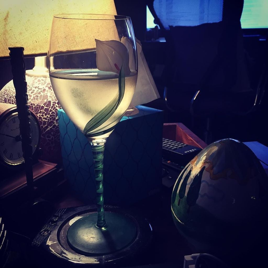 StageElf's tweet image. 🎶At the end of the storm is a golden wine, and the sweet silver sound of mindless television...🎶🎠 #endofquarter ift.tt/2sqHZSI