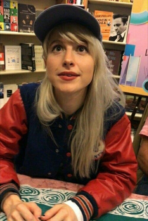 SweetSalvat0re's tweet photo. Hayley Williams
-se queda dormida SIEMPRE
-pide fotos de la tarea y no la copia NUNCA
-siempre está estresada 
- RE ORTIVA https://t.co/GC9tESoRvu