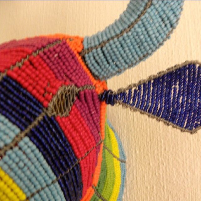 量り売り専門店 Irudake New Item 南アフリカのワイヤービーズアート これらをお土産品として見てもらいたいんじゃない アートとして 見てもらいたい という言葉が印象的 約29cmx48cmx43cm 400 Tax アフリカ アフリカ雑貨 南アフリカ