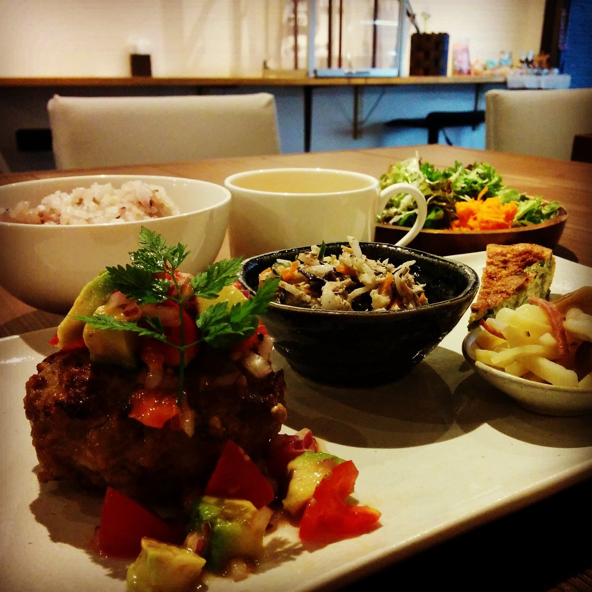 sendacafe's tweet photo. 【本日の日替ランチ】
フレッシュトマトとアボカドソースのハンバーグ
※サラダランチは毎日OK

#千田カフェ #本日の #ランチ #カフェ #フレッシュトマト #アボカドソース #ハンバーグ #sendacafe  #tokyo #cafe #dayly #lunch https://t.co/F3xfxaclOv