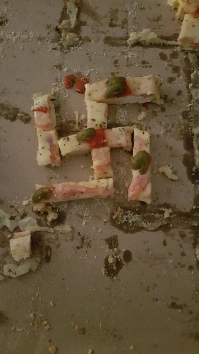 Farfadox's tweet photo. Comiendo pizza. Ustedes? https://t.co/uKDuycbv84