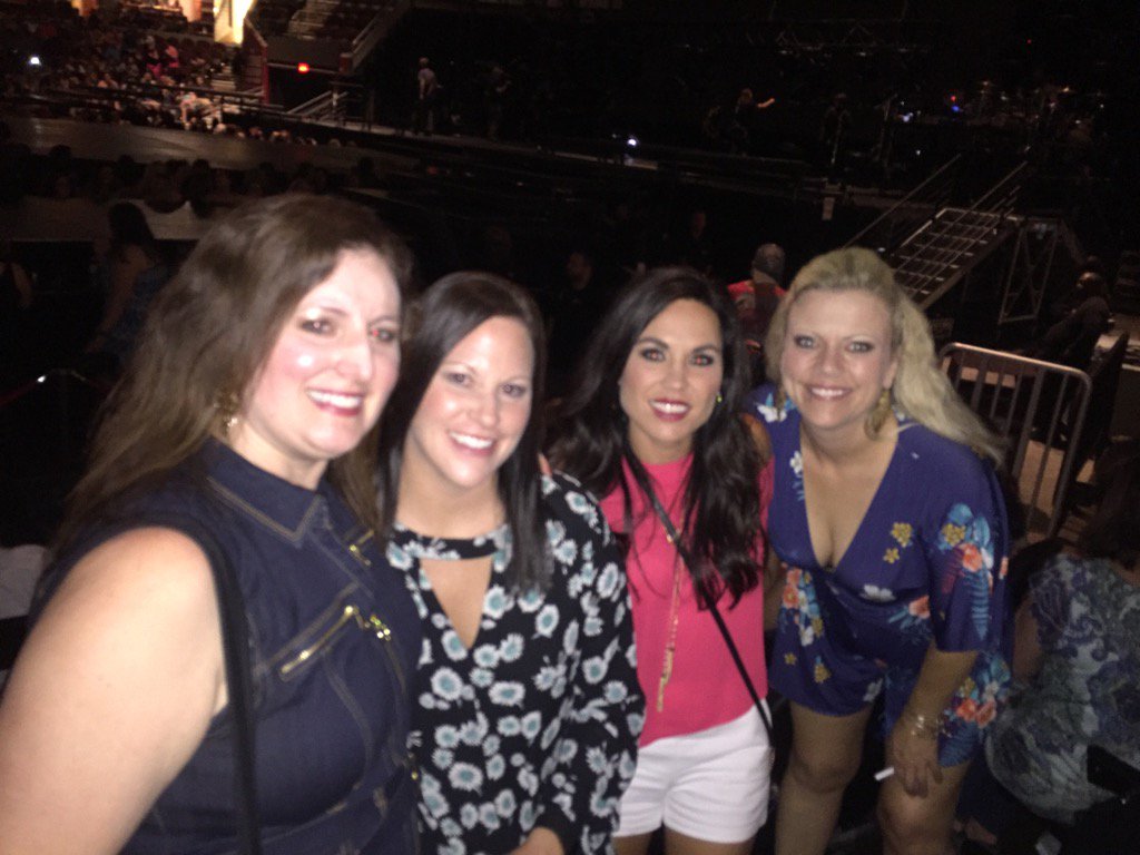 DDubsPvtSoldier's tweet photo. @NKOTB  #thankfulforcleveland https://t.co/xC4g3VmaA2
