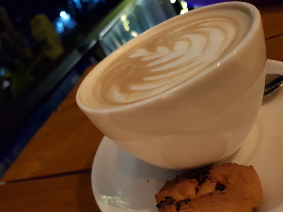 Setidaknya, malam selalu mengerti kapan harus menyeduhmu ( kopi).