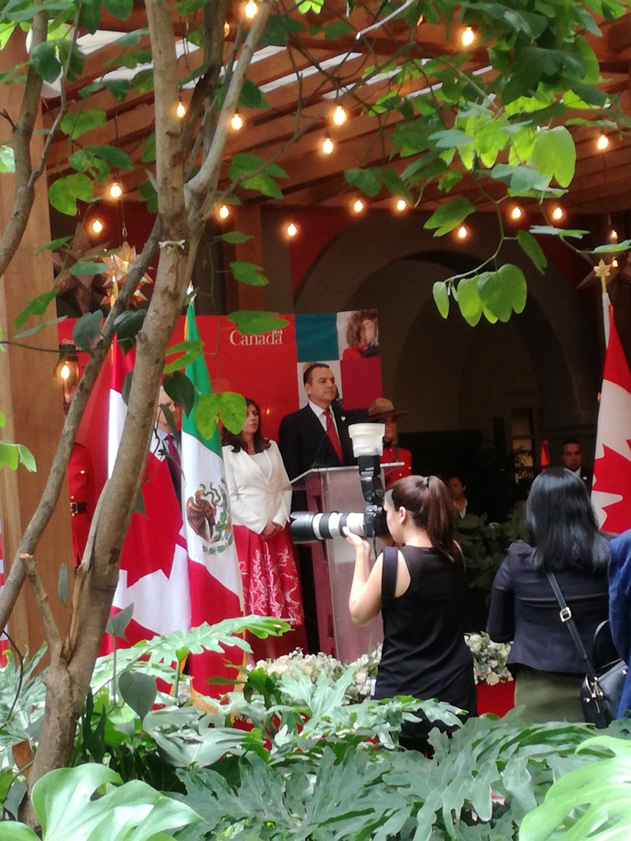 er_mercier's tweet photo. Bella recepción en el marco de la fiesta nacional de #Canada150 con mi amigo @AmbPierreAlarie  @EmbCanMexico https://t.co/cEH7Vog57a