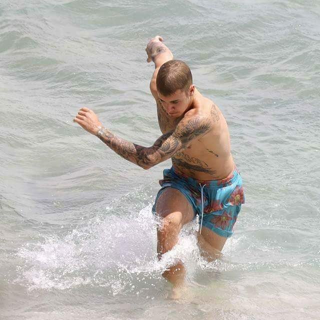 Jaelvasquez4's tweet photo. Hey..!! Justin.!! Cuidado que esa JAEL quiere violarte.!! #JustinBieber https://t.co/4xQr0NJwzM
