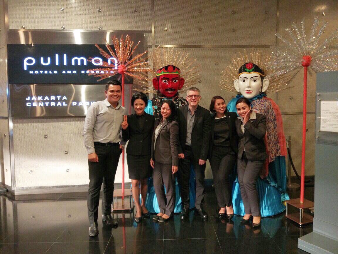 RitaSuu's tweet image. #tgif with photo of jtown icon #ondelondel #funafterwork #latepost #happyweekend