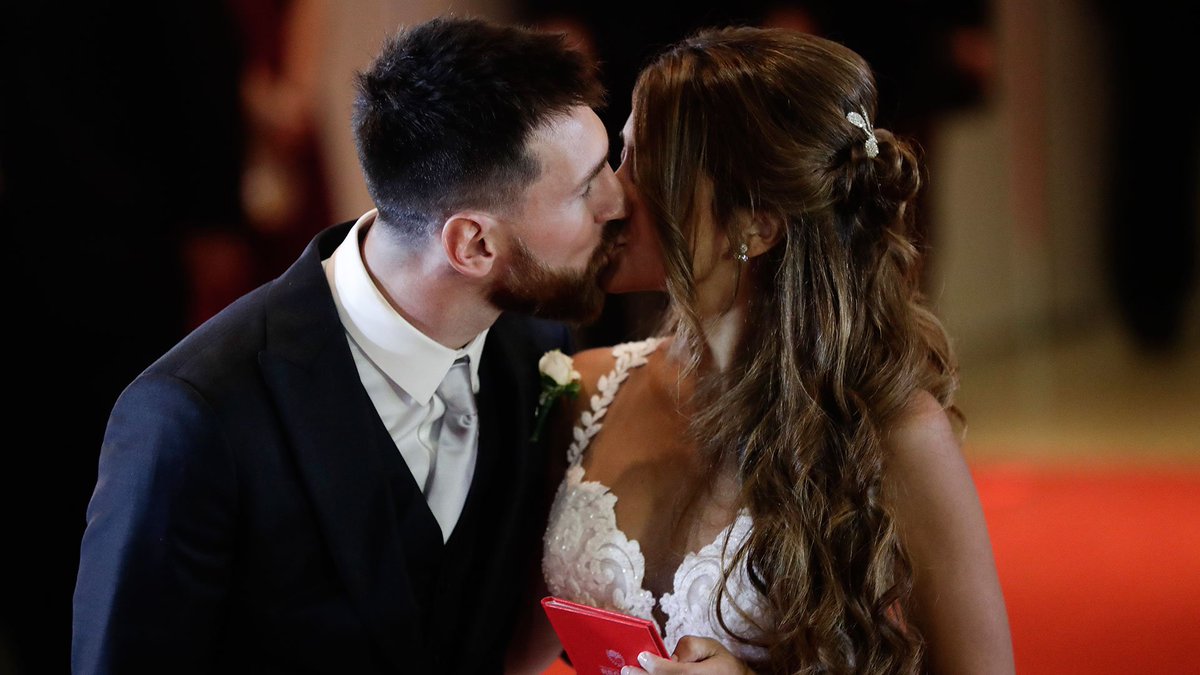 Lionel Messi sposa Antonela Roccuzzo. Neymar e Dani Alves alla Festa di Matrimonio al City Center Rosario in Argentina