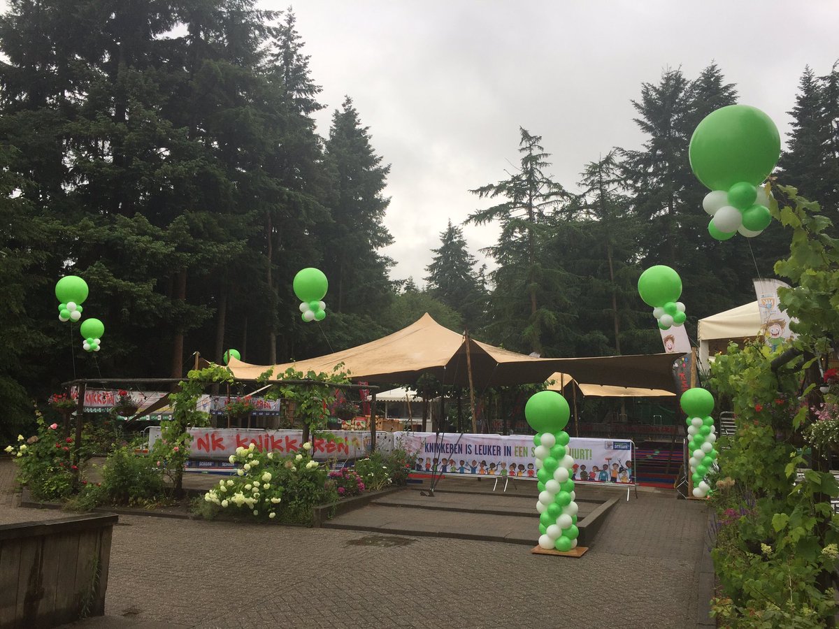 Blaasvaak's tweet photo. #finale van het #nkknikkeren #Amersfoort #ballonnen #dierenpark https://t.co/8iDZdl5ka1