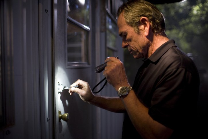 RaiQuattro's tweet photo. #InTheElectricMist #LOcchioDelCiclone: dall'omonimo romanzo di #JamesLeeBurke, un thriller interpretato da #TommyLeeJones. Stasera, 21:10 https://t.co/vLPUIUhg6o