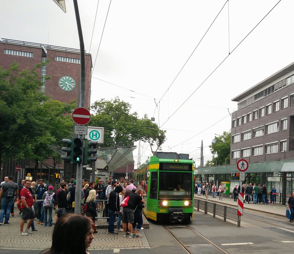 GrischoSchluesi's tweet photo. In den frühen #Neunzigern waren keine Leute mit #Lonsdale Pullis auf #Techno #Parties.
#Oberhausen #BahnhofinLove #RuhrinLove https://t.co/0a3XOF20mi