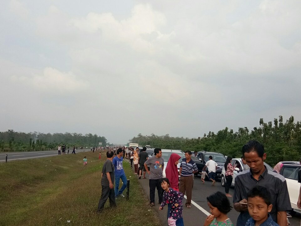 aliirvan78's tweet photo. Km 128 stag total. Pemudik berhamburan keluar, stres akibat macet puanjang, tolong petugas buka sgr contra flow di cipali https://t.co/OOehdyKK06