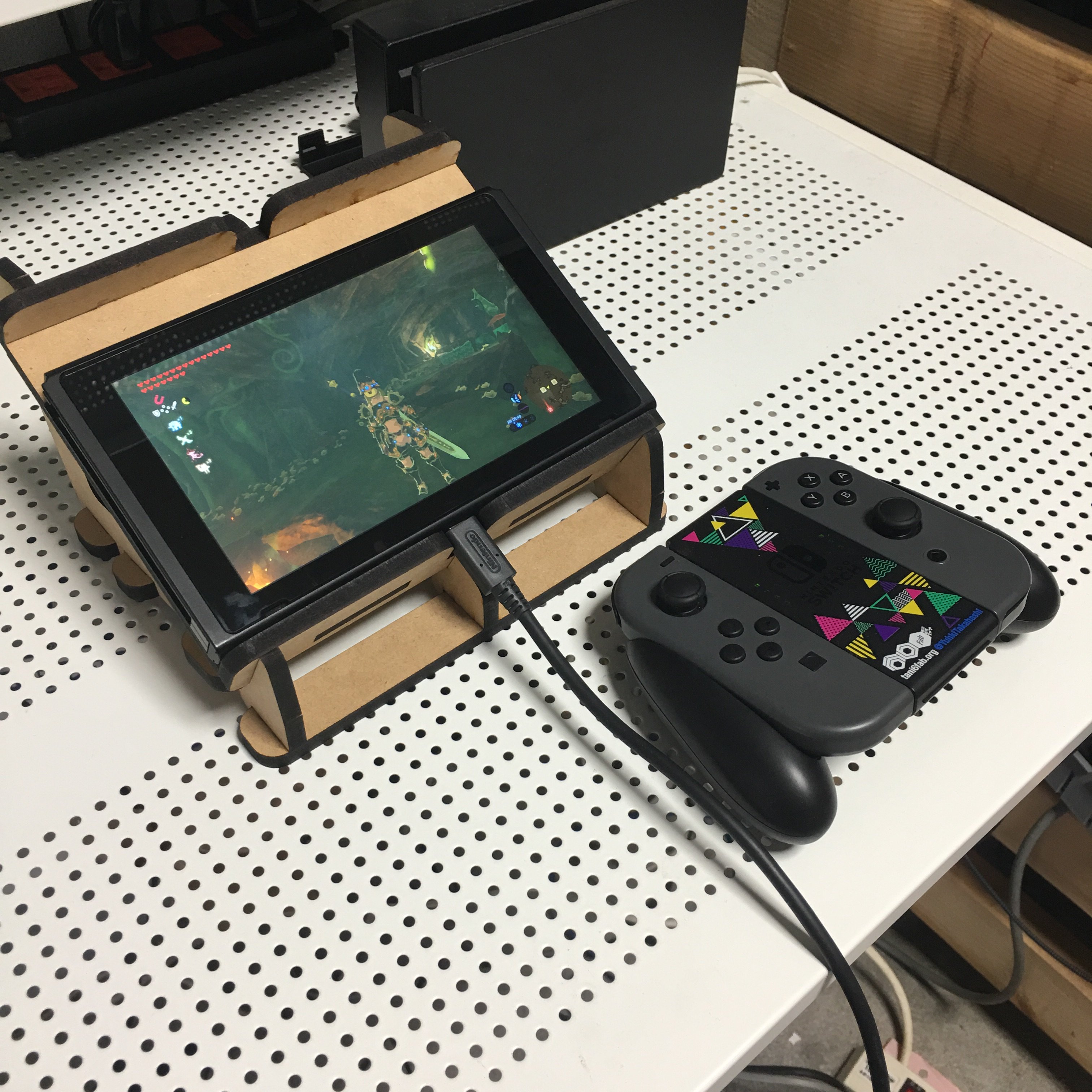 谷6fab店長 3 21 Artevarie78 谷6fabのswitch スタンドを簡単にご紹介 ひとりでゼルダを遊ぶとき ふたりでマリオカートを遊ぶとき タッチパネルでvoezを遊ぶときとで3種類の置き方ができます テーブルふちに前脚を引っかけるようにして置くことで タップ
