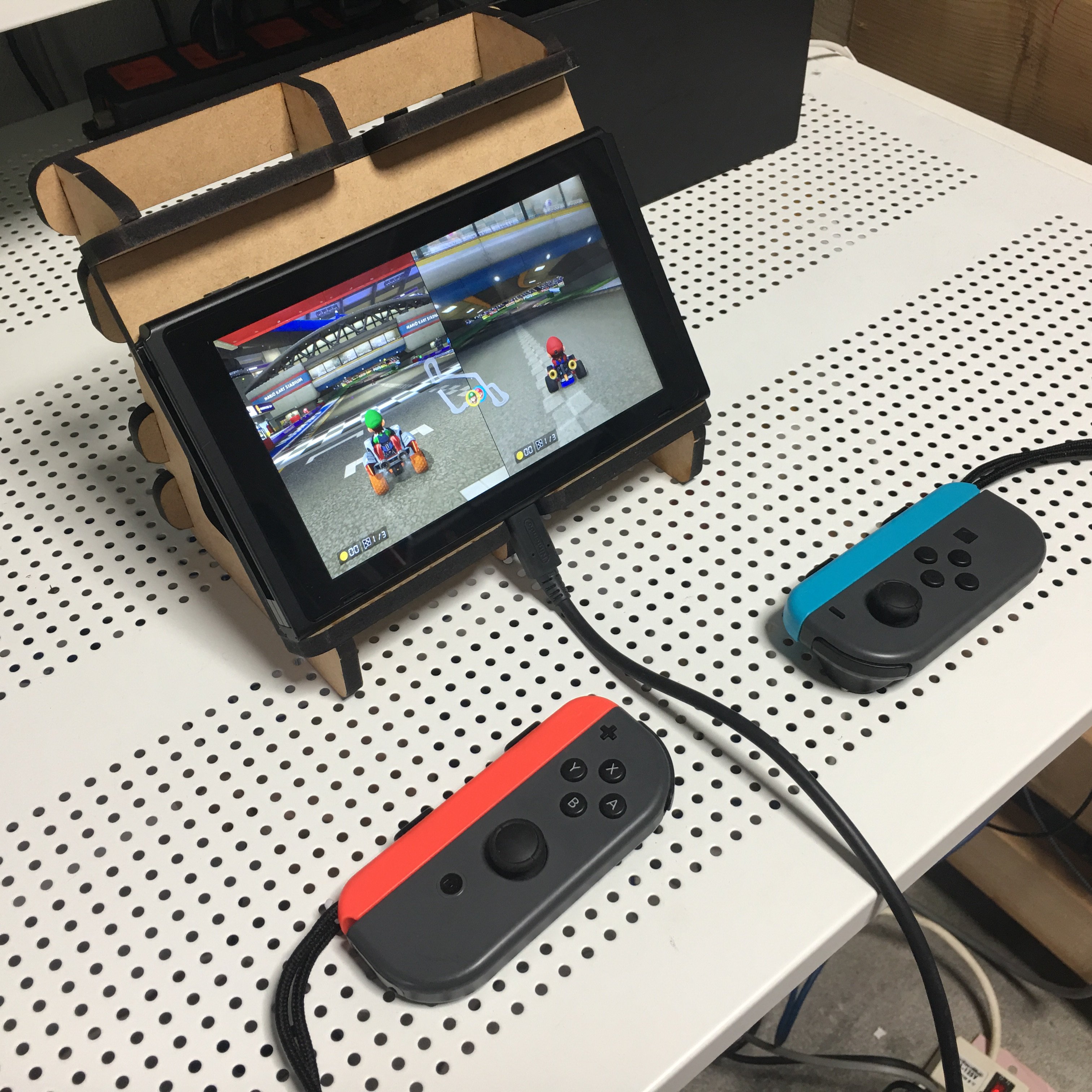 谷6fab店長 3 21 Artevarie78 谷6fabのswitch スタンドを簡単にご紹介 ひとりでゼルダを遊ぶとき ふたりでマリオカートを遊ぶとき タッチパネルでvoezを遊ぶときとで3種類の置き方ができます テーブルふちに前脚を引っかけるようにして置くことで タップ