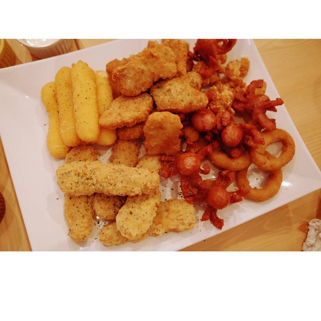 show02015's tweet photo. 中午睡到自然醒起床後就好想念台南 #BuzzBurger 的漢堡啊…🍔 嫩又多汁的手醃雞肉夾在鮮脆生菜番茄裡，還有喝了就忘不了那滋味的法芙娜巧克力奶昔~🍫
Buzz Burger進駐小巷🏴，是那種神祕的巷中巷哦！

#一直很想朝聖的BuzzBurger  
#耍廢放空發呆的好場所 https://t.co/mjKnxNzdqx