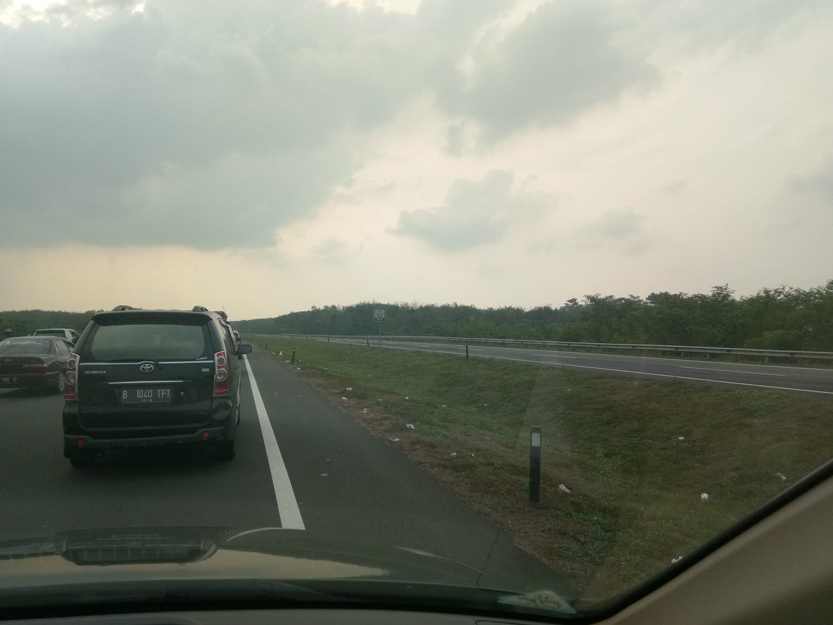 aliirvan78's tweet photo. Hingga km 122, blm ada contraflow, msh macet @RadioElshinta https://t.co/qhwynWljkd