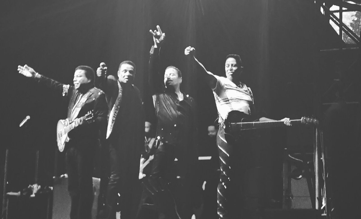 MJJWarrior's tweet photo. Last night was incredible. Can't believe I've seen The @Jacksons it was the best time of my life ❤❤❤❤❤ https://t.co/kb48mVCah7