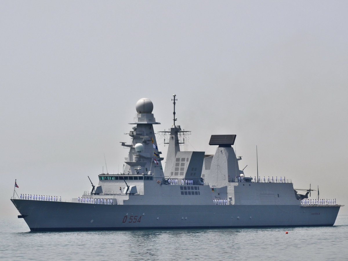 ValoreTricolore's tweet photo. Caio DUILIO (D554)!
Cacciatorpediniere lanciamissili della Marina Militare. 
Presente il prossimo week end a Ravenna con Valore Tricolore! https://t.co/j0xO1gxHcz