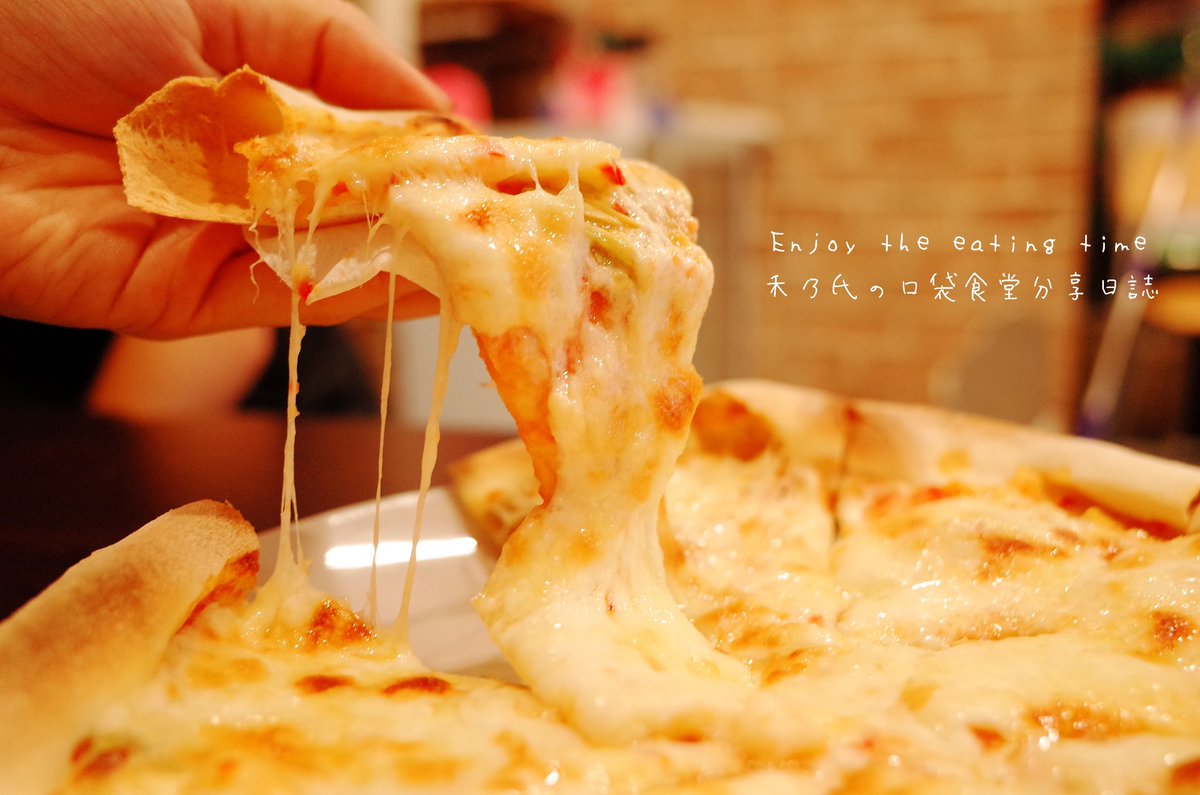 show02015's tweet photo. 隱藏版手工窯烤披薩🍕餅皮超脆、起司超牽絲、價格親民！剛出爐要平拿，不然就會出現起司瀑布😂 肉桂蘋果深得我心❤

🔎https://t.co/kdKgBVmu1e

#東湖布諾手工窯烤披薩
#我有最愛點義式瑪格麗特的稱號😅
#上桌時起司嗶嗶波波熱騰騰好香
#餅皮咬在口中咖滋咖滋響 https://t.co/e8n1vbM0JM