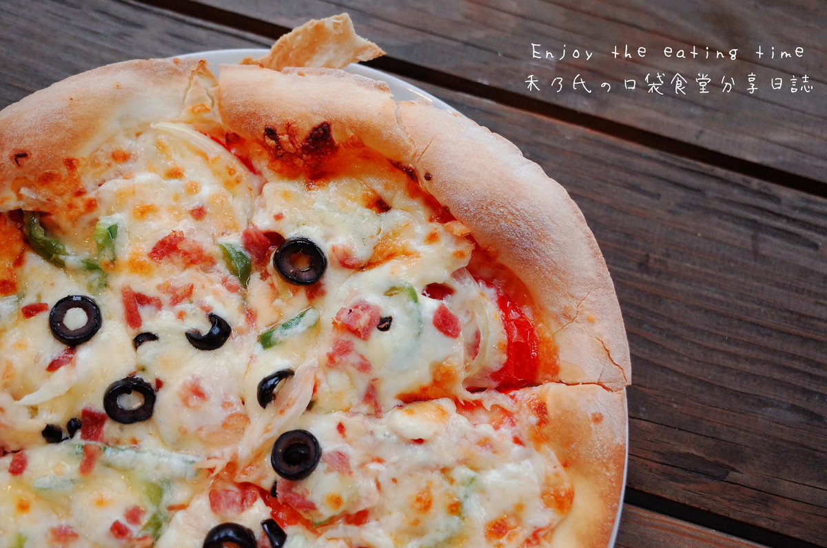 show02015's tweet photo. 隱藏版手工窯烤披薩🍕餅皮超脆、起司超牽絲、價格親民！剛出爐要平拿，不然就會出現起司瀑布😂 肉桂蘋果深得我心❤

🔎https://t.co/kdKgBVmu1e

#東湖布諾手工窯烤披薩
#我有最愛點義式瑪格麗特的稱號😅
#上桌時起司嗶嗶波波熱騰騰好香
#餅皮咬在口中咖滋咖滋響 https://t.co/e8n1vbM0JM