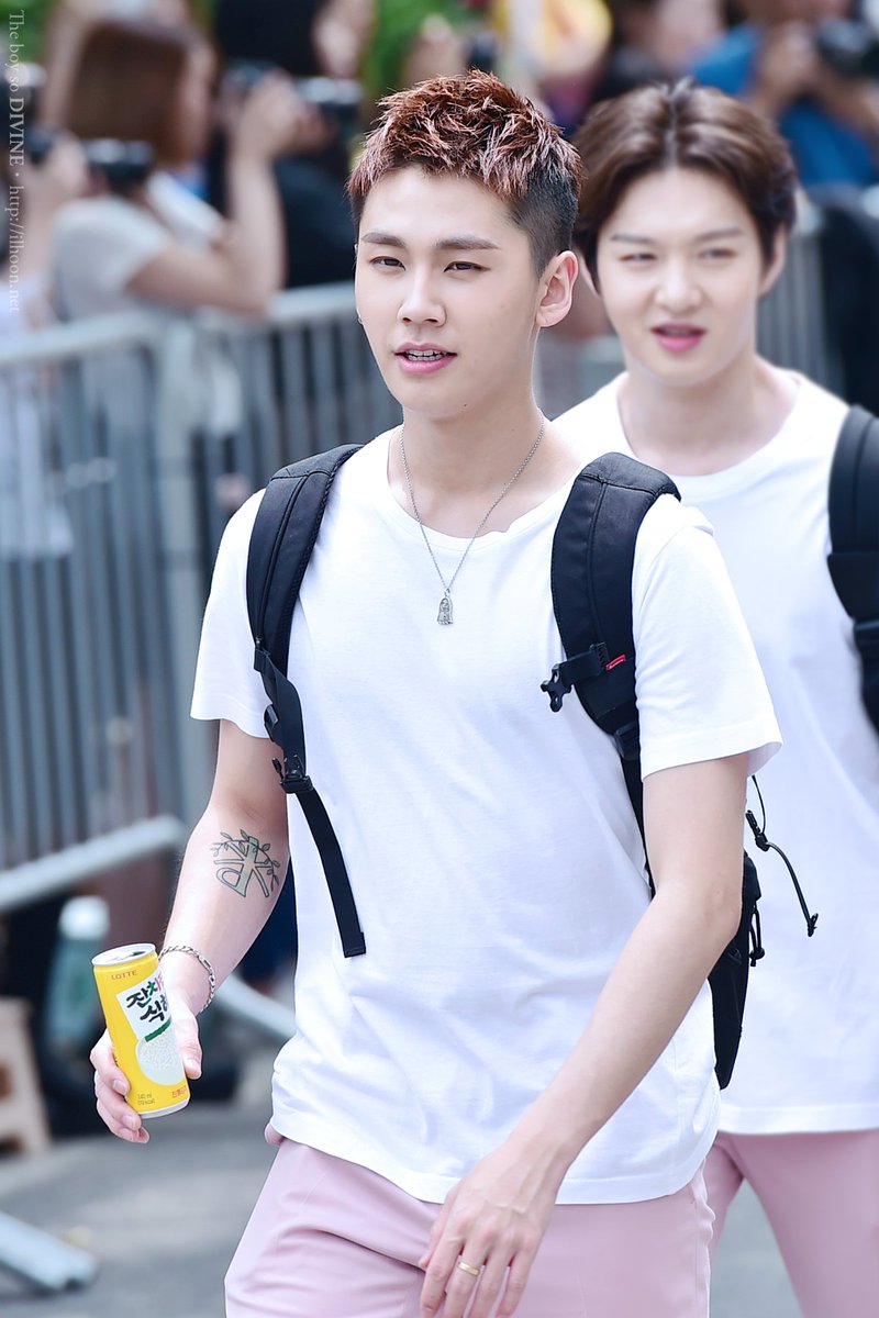 ilhoon_net's tweet photo. @BTOB_ILL 소년미 폭발해ㅠㅠㅠㅠㅠ대학생같찌ㅠㅠㅠㅠㅠㅠㅠㅠ

https://t.co/E8e63irw0B
https://t.co/HzF6VszwzE

170630 뮤직뱅크
@BTOB_ILL #비투비 #BTOB #정일훈 #일훈 https://t.co/OkhBobtTae