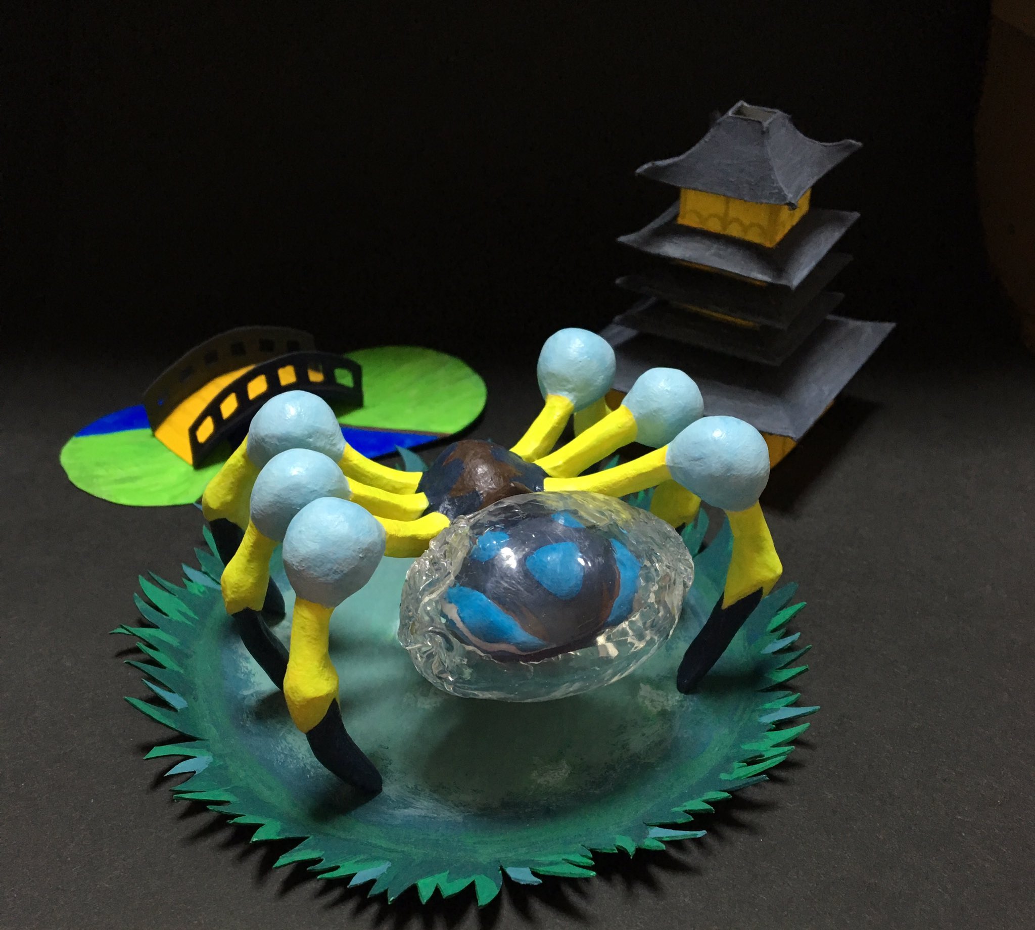 わたし 石粉粘土とプラ板でポケモンサンムーンに登場するオニシズクモを作りました 水泡は未完成なので 今後も挑戦します マリエ庭園っぽいオブジェと共に撮りました 正面の高さは48ミリなので 1 40よりはほんの少し大きいです ポケモン 粘土